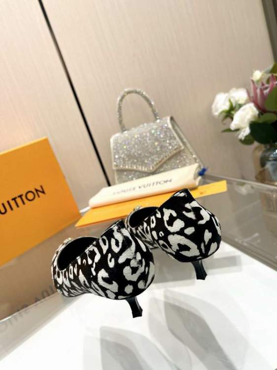 Picture of Louis Vuitton Shoes _SKULVsz35-414cmmnf038313602